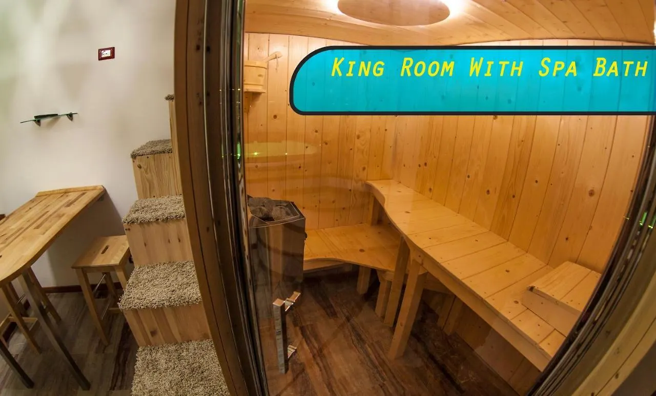 4Roomz Bologna 3*,
