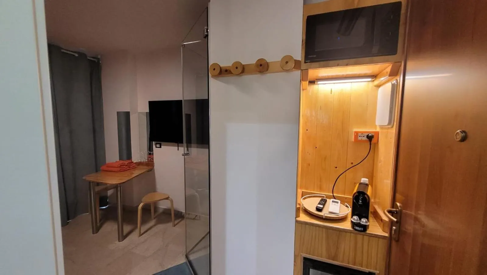 4Roomz Bologna 3*,  Italy