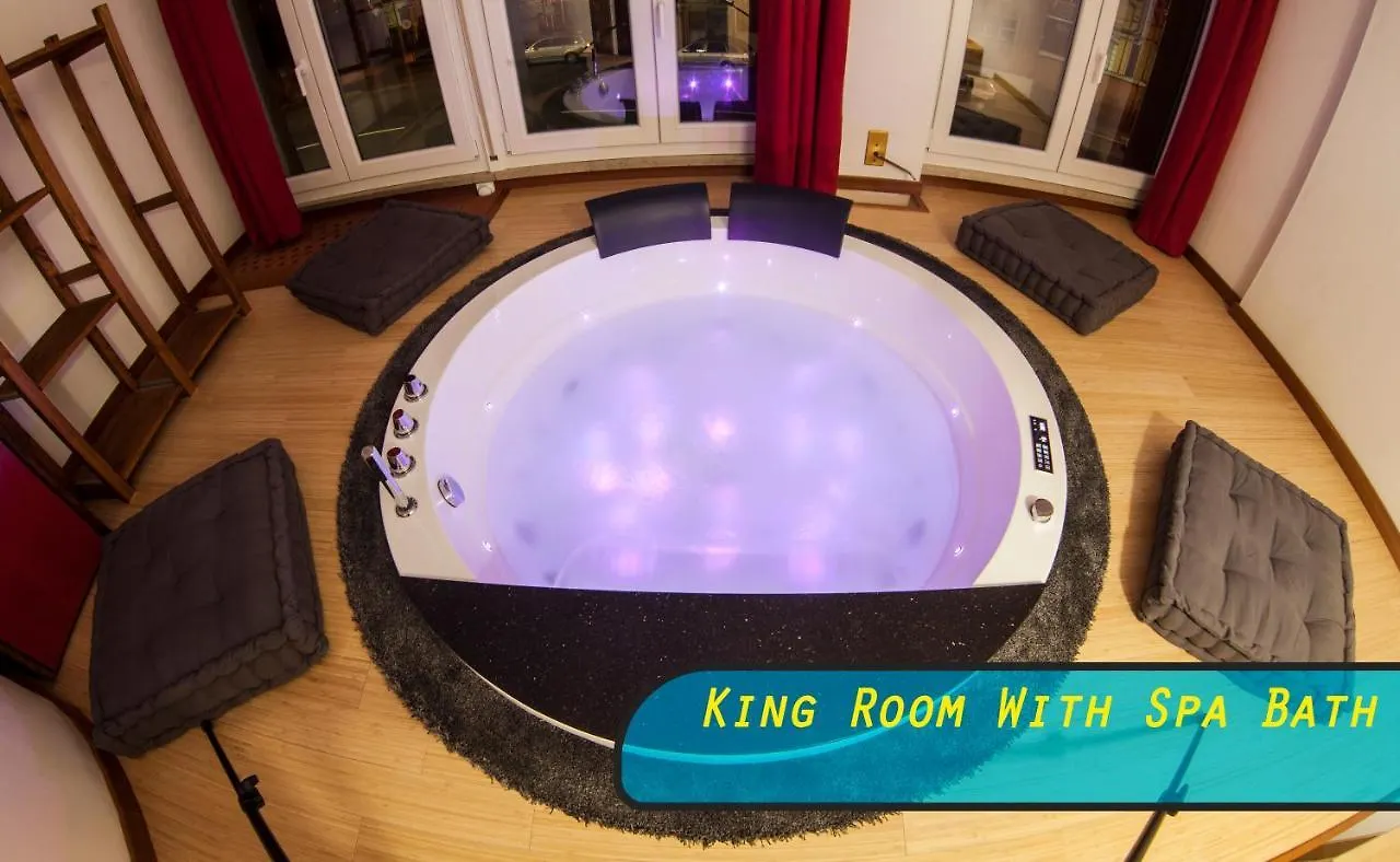 4Roomz Bologna 3*,