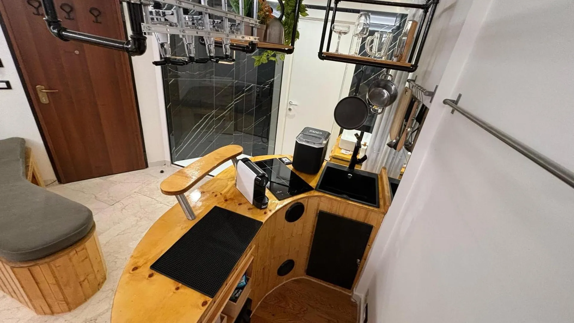 4Roomz Bologna 3*,  Italy